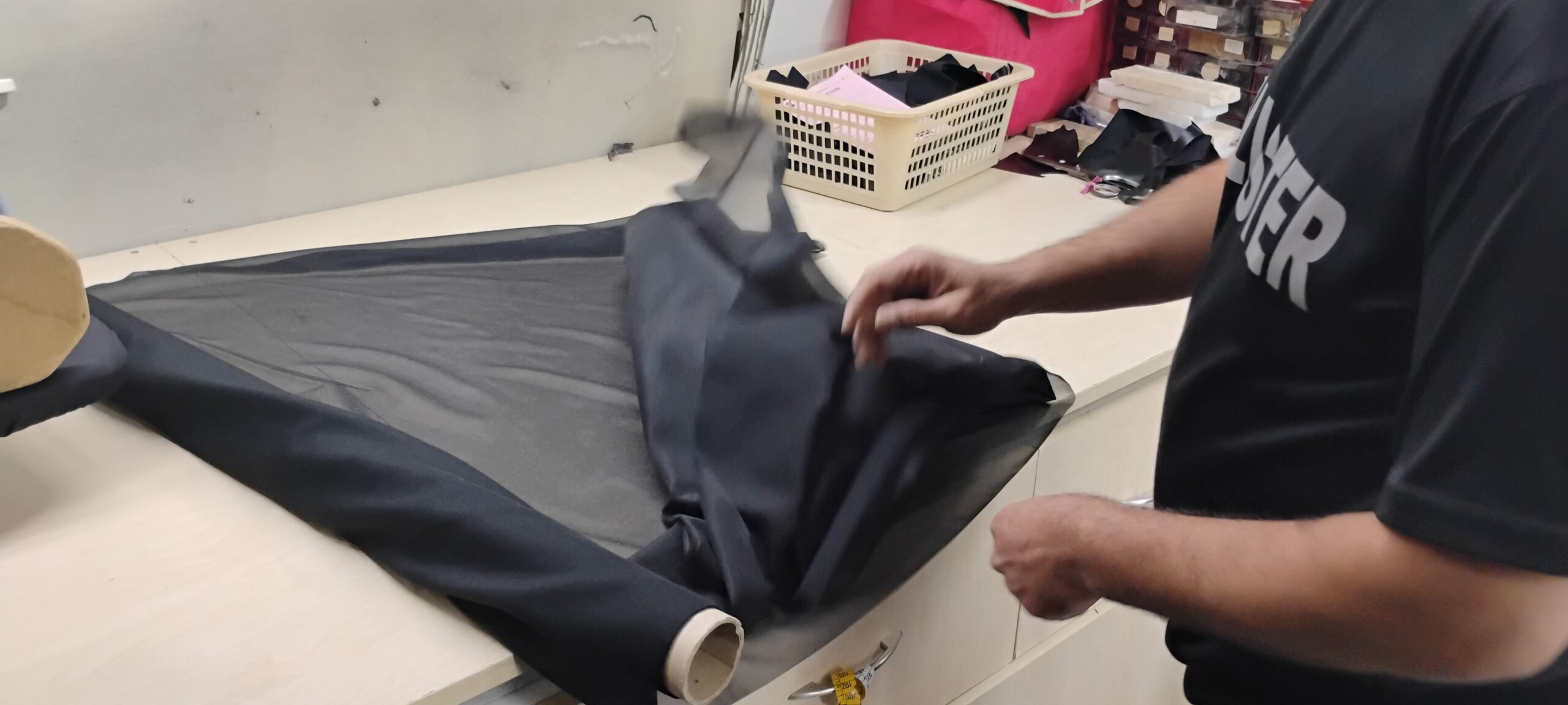 Κοπή γνήσιου δέρματος για κατασκευή δερμάτινου μπουφάν